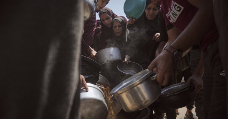 우리는 짧은 가자 휴전 대화를 삭감하고 하마스가 '선의'가 부족하다고 비난합니다.
    


