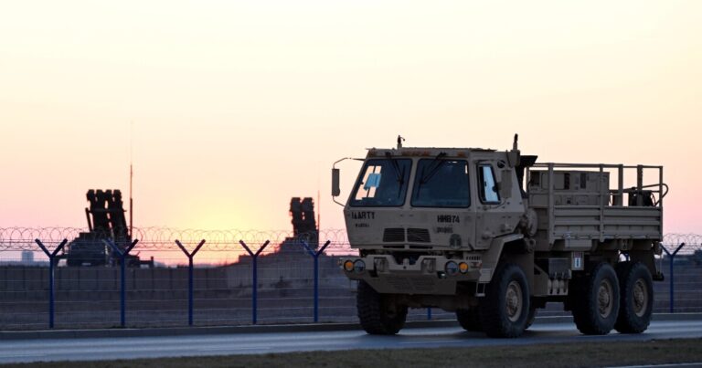 우크라이나에 대한 군사 원조의 증가는 백악관 정책이 러시아로의 전환을 의미합니다.
    


