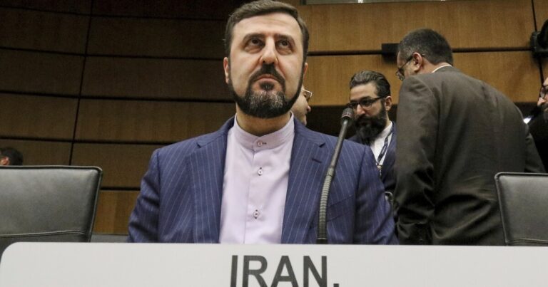 유럽 국가들은 이스탄불에서이란과 대화를 나누며 제재 위협이 다가오고 있습니다.
    


