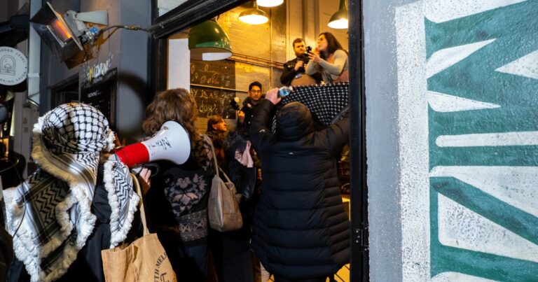 이스라엘 식당 주인은 비판 후 논란의 여지가있는 가자 음식 프로그램을 종료합니다.
    


