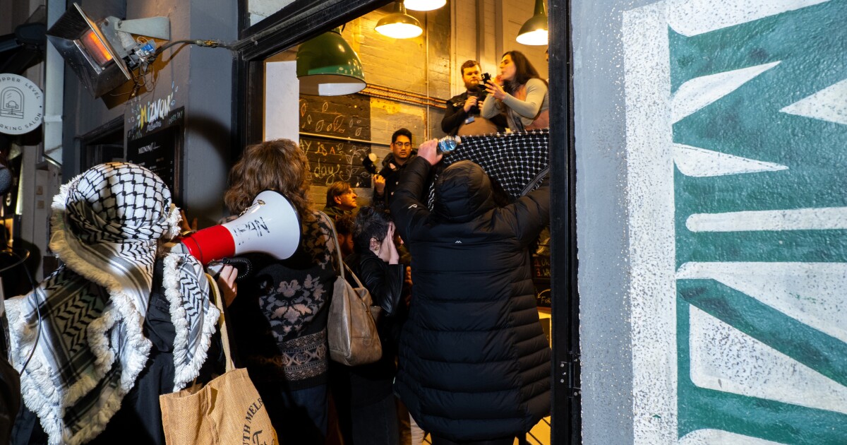 이스라엘 식당 주인은 비판 후 논란의 여지가있는 가자 음식 프로그램을 종료합니다.