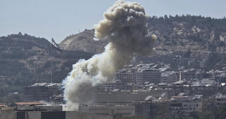 이스라엘은 시리아의 수도 인 다마스쿠스를 파업하여 드루 제수를 방어하겠다고 약속합니다.
