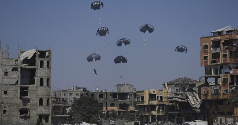 이스라엘은 전 세계 비판이 커짐에 따라 제한된 원조를 허용하기 위해 일부 가자의 공격을 일시 중지합니다.
    


