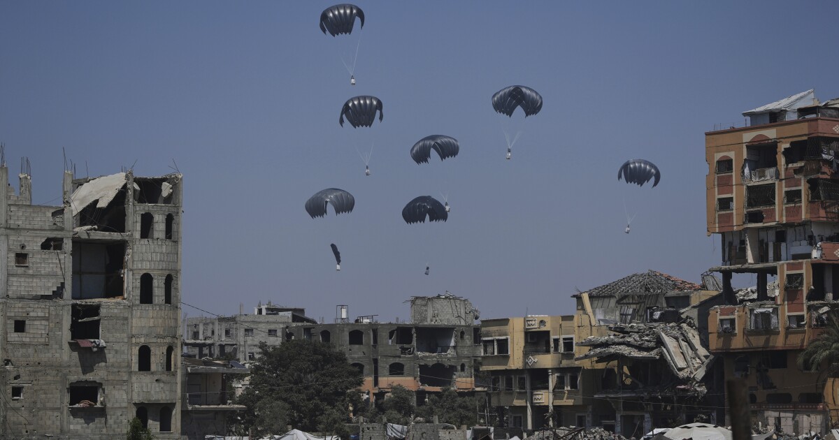 이스라엘은 전 세계 비판이 커짐에 따라 제한된 원조를 허용하기 위해 일부 가자의 공격을 일시 중지합니다.