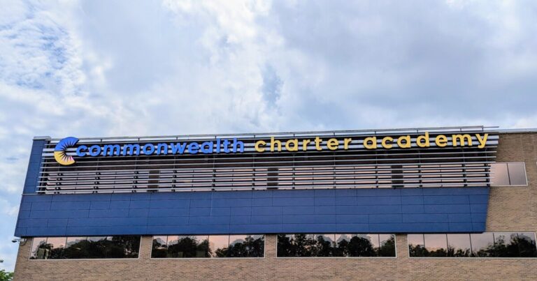 잘못된 죽음의 소송에 직면 한 사이버 스쿨
