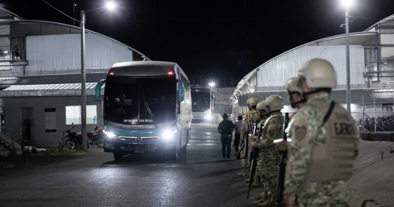 '지옥에 지옥': 베네수엘라 인들은 엘살바도르 메가 슨에게 추방 된 잔인한 학대에 대해 이야기
    


