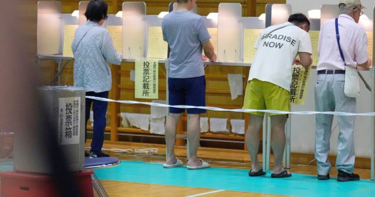 출구 여론 조사에 따르면 일본의 통치 연합은 주요 선거를 잃을 가능성이 높습니다.
    


