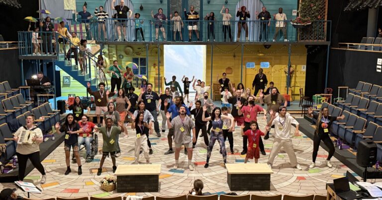 커뮤니티는 피츠버그 공공 극단의 뮤지컬 'Twelfth Night'의 열쇠입니다.
    


