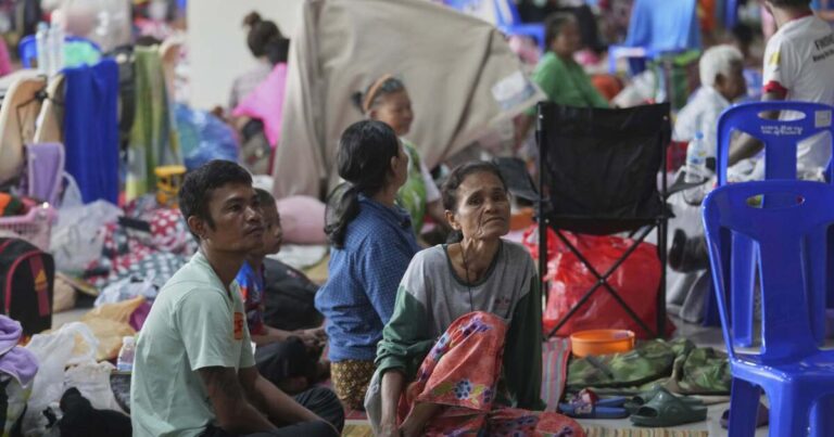 태국어와 캄보디아 지도자들은 말레이시아에서 만나서 치명적인 국경 분쟁을 끝내기 위해 회담
    


