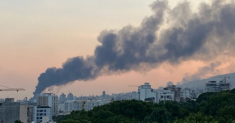 테헤란의 혼자,이란의 젊은이는 Chatgpt와 비디오 게임을 편안하게합니다.
