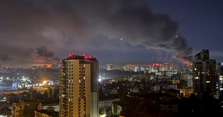 트럼프가 Zelenskyy와 Putin과 대화하면서 러시아는 가장 큰 공중 공격으로 우크라이나를 강타합니다.
