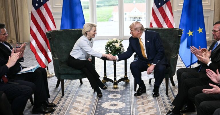 트럼프는 스코틀랜드에서 회의를 마친 후 EU 관세를 15%로 원래 위협보다 낮게 설정합니다.
    


