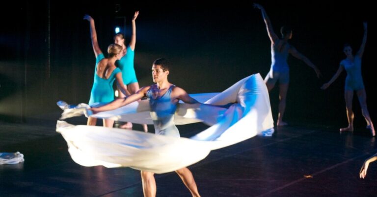 피츠버그 댄스 극단은 새롭고 오래된 작품으로 15 년
    


