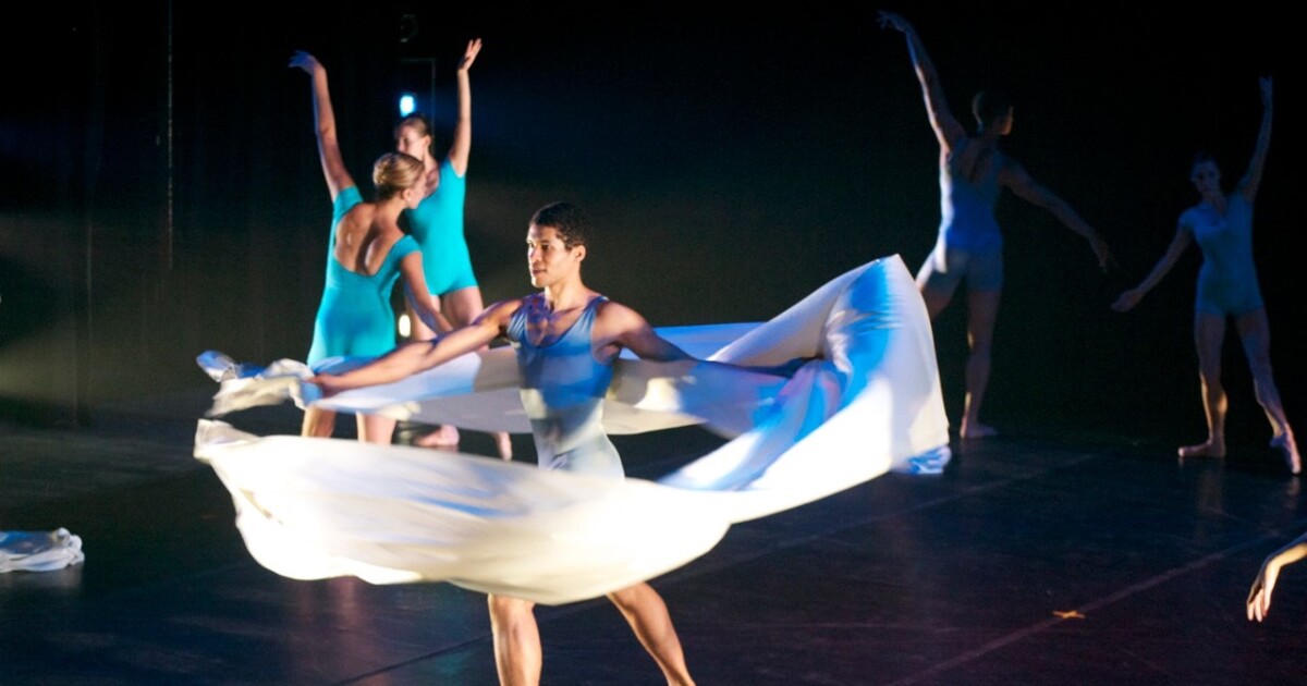 피츠버그 댄스 극단은 새롭고 오래된 작품으로 15 년