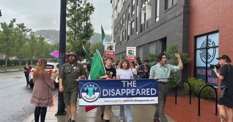피츠버그 시위대는 얼음 공격에 항의하기 위해 남쪽에서 행진
    


