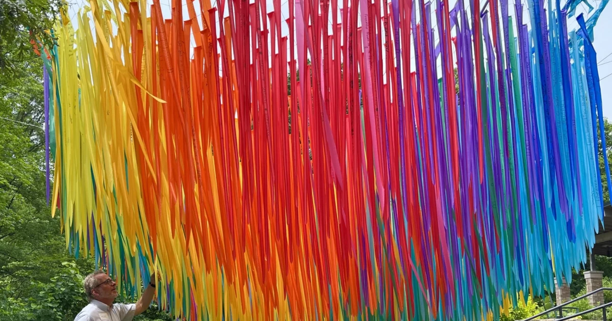 피츠버그 식물원의 '모멘텀'은 자연에 색과 움직임을 가져옵니다