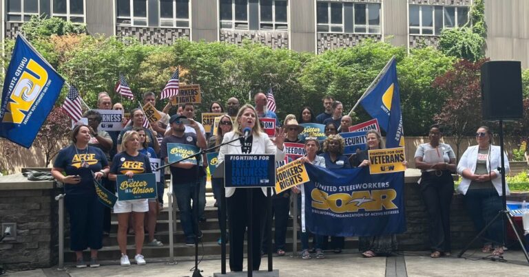 피츠버그의 노조 랠리는 트럼프의 노동자 보호 및 연구 자금에 대한 삭감
    


