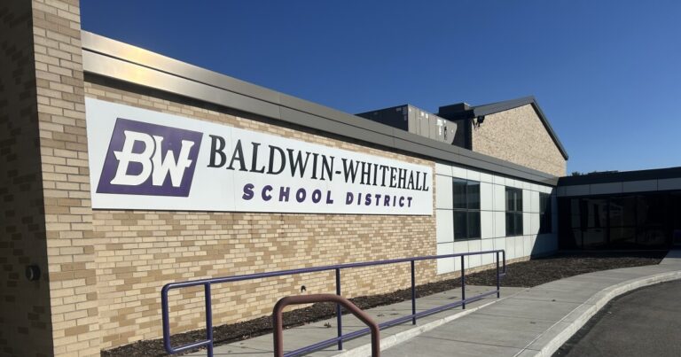 피츠버그의 이민 학생, 성인 학습자들은 연방 보조금 동결 속에서 림보에 남아있는 성인 학습자에 대한 지원
