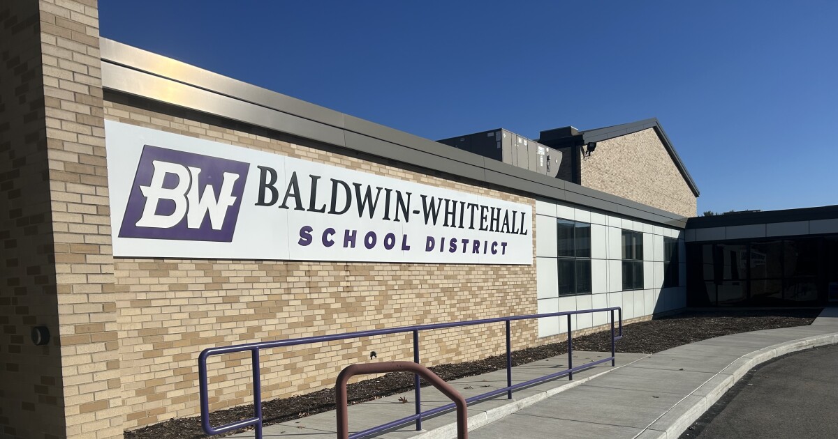 피츠버그의 이민 학생, 성인 학습자들은 연방 보조금 동결 속에서 림보에 남아있는 성인 학습자에 대한 지원