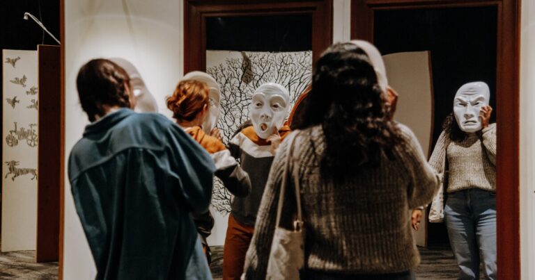 피츠버그의 카네기 과학 센터에서 '정신 건강 : 마인드 문제'
    


