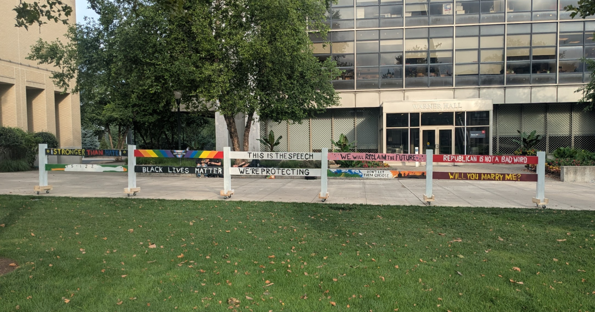 학생들은 카네기 멜론에 반응하여 트럼프가 AI 회의를 방문한 후 자유 언론 울타리를 재개합니다.