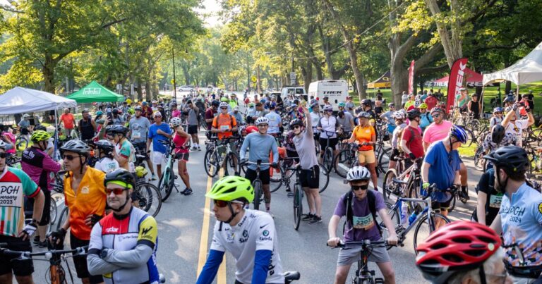 32 번째 연례 Pedalpgh를 위해 피츠버그 거리로가는 3,000 명의 자전거 타는 사람
    


