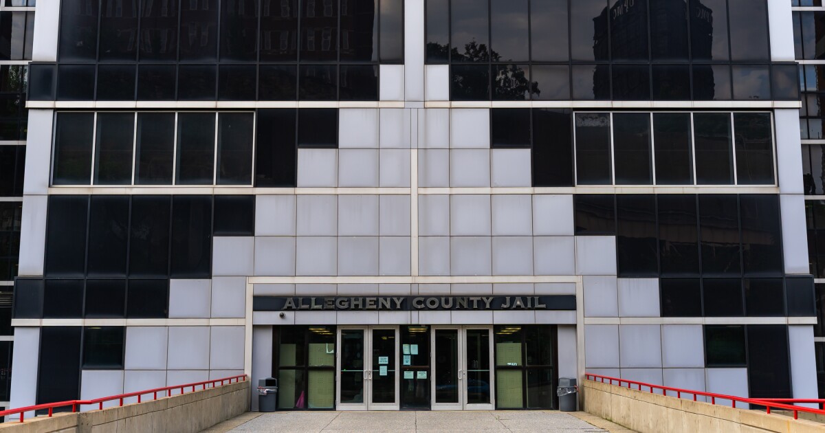 Allegheny County 교도소 교정 담당관 인종 차별 비디오 조사 중에 정지