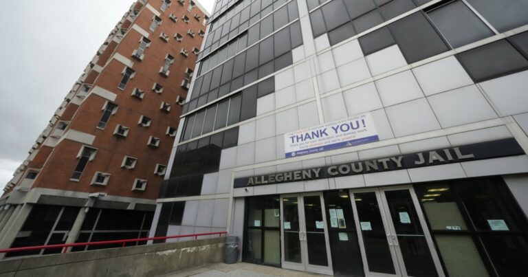 Allegheny County 교도소에서 다리 족쇄를 복원하려는 노력은 앞으로 나아가지 만 도전에 직면합니다.
    


