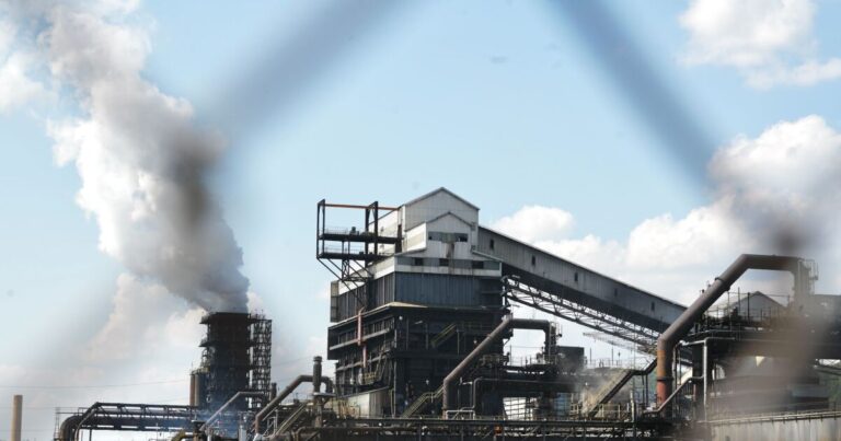 Allegheny County는 Clairton Coke Works 근처에 모바일 대기 품질 모니터를 배치합니다.
    


