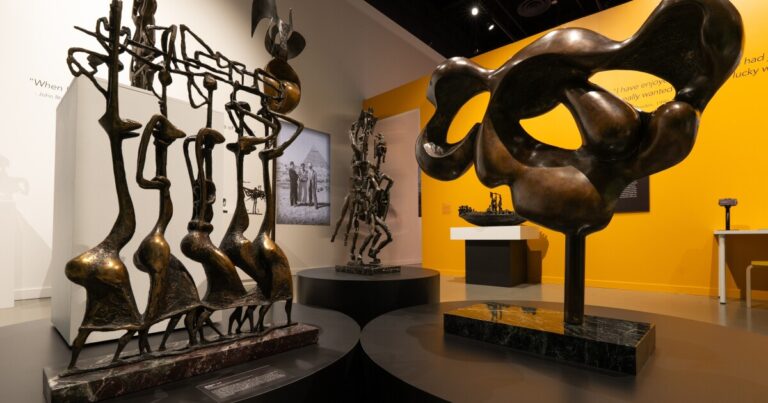 August Wilson Center 회고전은 흑인 조각가 John Rhoden의 예술적 여행을 회상합니다.
    


