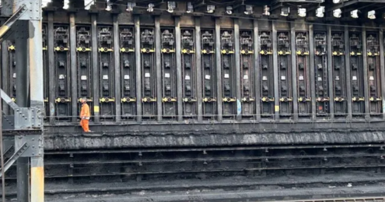 Clairton 코크 공장의 치명적인 폭발에 대한 노동자의 이야기
    


