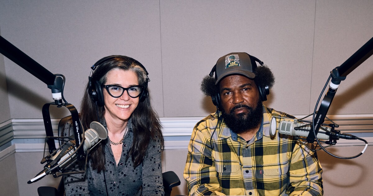 Ear Hustle Podcast의 라이브 투어는 피츠버그로 감옥에서 일상 생활에 대한 이야기를 가져옵니다.