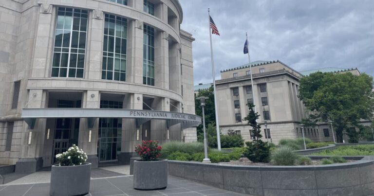 PA. 최고 법원 : 공무원의 페이스 북 게시물은 다른 기록과 동일한 지식 표준을 준수합니다.
    


