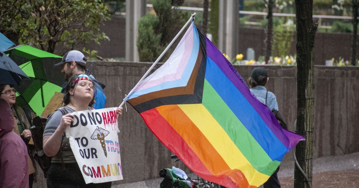 Pa., 다른 주에서는 트럼프가 트럼프를 고르고, 청소년을위한 성별에 대한 치료에 대해 병원을 위협하고 있다고 말했다.
