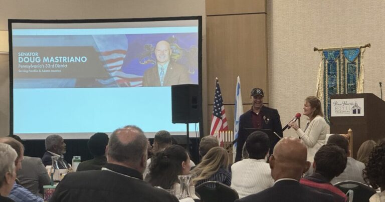 Pa. 상원 의원 Doug Mastriano는 파티가 상대방 뒤에 줄을 서서 '풀뿌리 지원을 받았다고 말했다.
    


