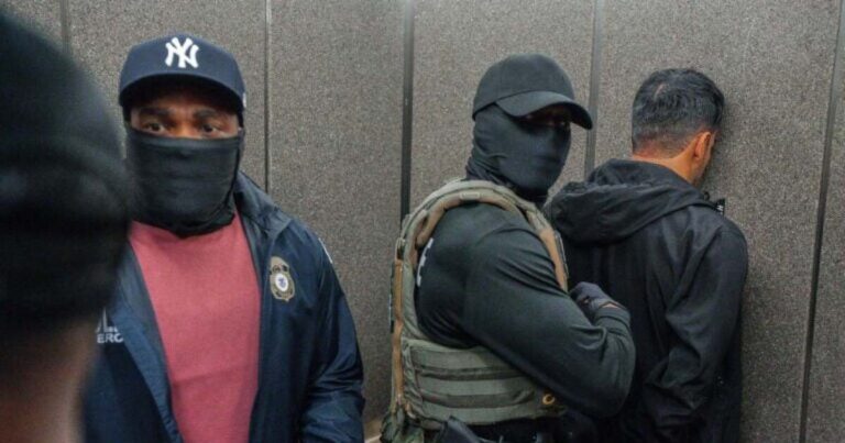 Pa. 입법자들은 법 집행 기관이 마스크를 사용하여 신원을 숨기는 것을 금지하는 법안을 제안합니다.
    


