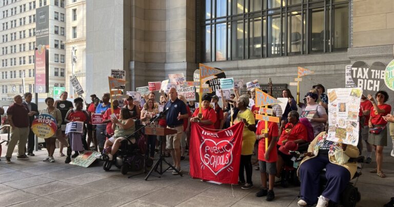 Pittsburghers는 운송을위한 돈으로 빠른 주 예산에 대한 집회
    


