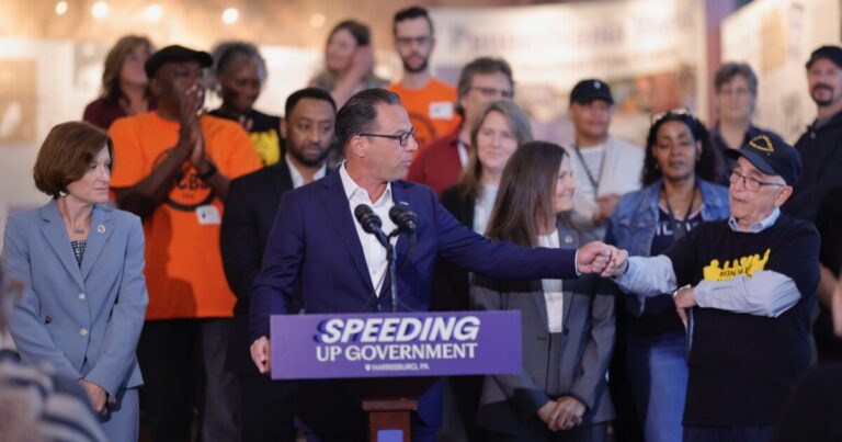 Shapiro는 실업 사무소 개선을 선전하고 트럼프 투표 주장을 비판합니다
    


