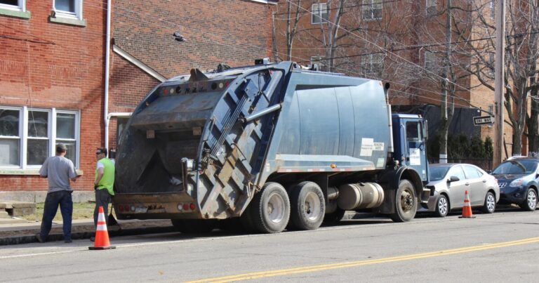 Trash Talk : 피츠버그 지도자들은 쓰레기-픽업 지연, 트럭 수리에 충돌
    


