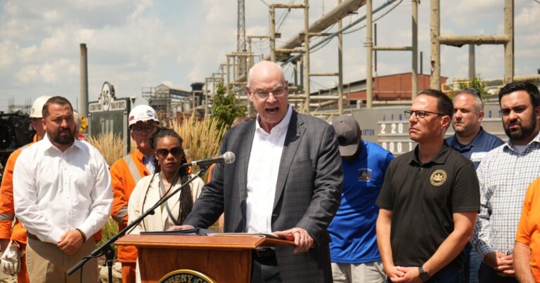 US Steel : 근로자는 Clairton Coke Works 폭발 전에 유지 보수 작업을 준비하고있었습니다.
    


