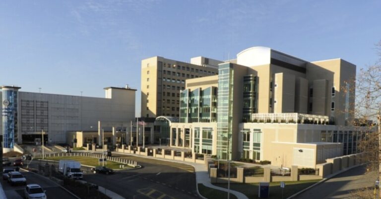 VA는 노동 조합 계약을 종료하고 수천 명의 펜실베이니아 주 노동자가 영향을받습니다
    


