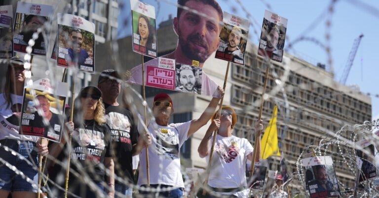 가자에있는 으스스한 인질의 비디오는 휴전에 대한 이스라엘에 대한 압력을 높입니다.
    


