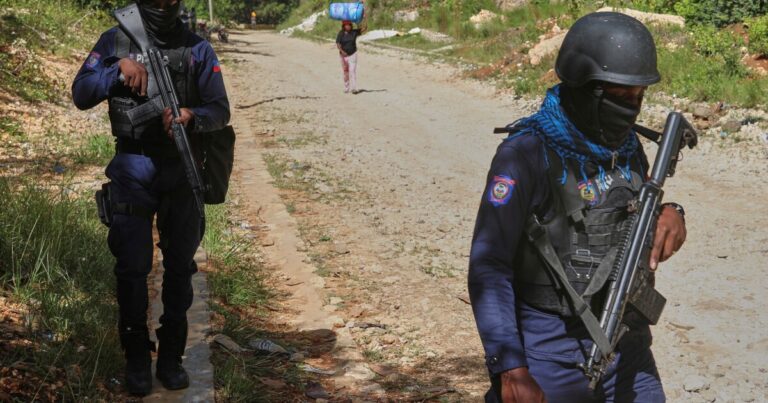갱 폭력이 급증함에 따라 거의 200 명의 직원을 아이티에 배치하는 블랙 워터 설립자
    



