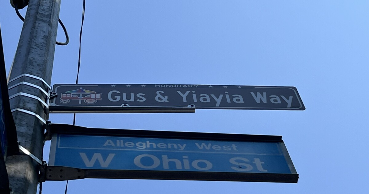 거스와 야야이 아의 상징적 인 아이스 볼 카트 피츠버그 북쪽에 의식 거리 표시