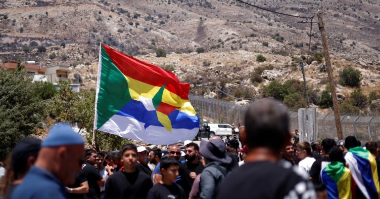 골란 하이츠에서 드 루즈는 시리아에 충성합니다. 그러나 그 충성도는 이제 심각하게 테스트되었습니다
    


