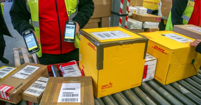 관세 규칙을 바꾸어 박스화 된 유럽 화주는 일부 미국 바운드 소포를 일시 중지합니다.
    


