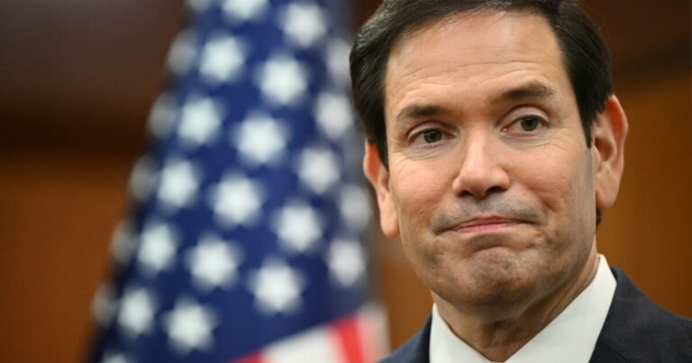 국무부는 일부 비자 신청자가 최대 $ 15,000의 채권을 게시하도록 요구할 수 있습니다.
    


