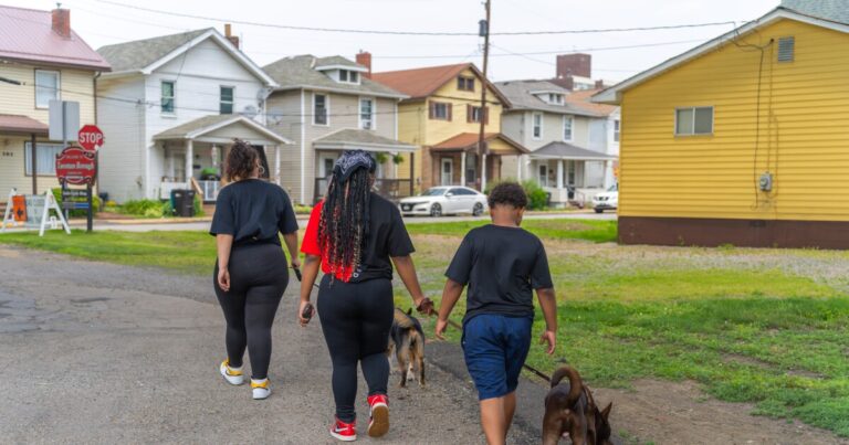 그녀의 피츠버그 지역 학교는 그녀를 수석 연도 말에 법정으로 데려 갔다. 그녀는 500 달러의 벌금을 남겼습니다.
    


