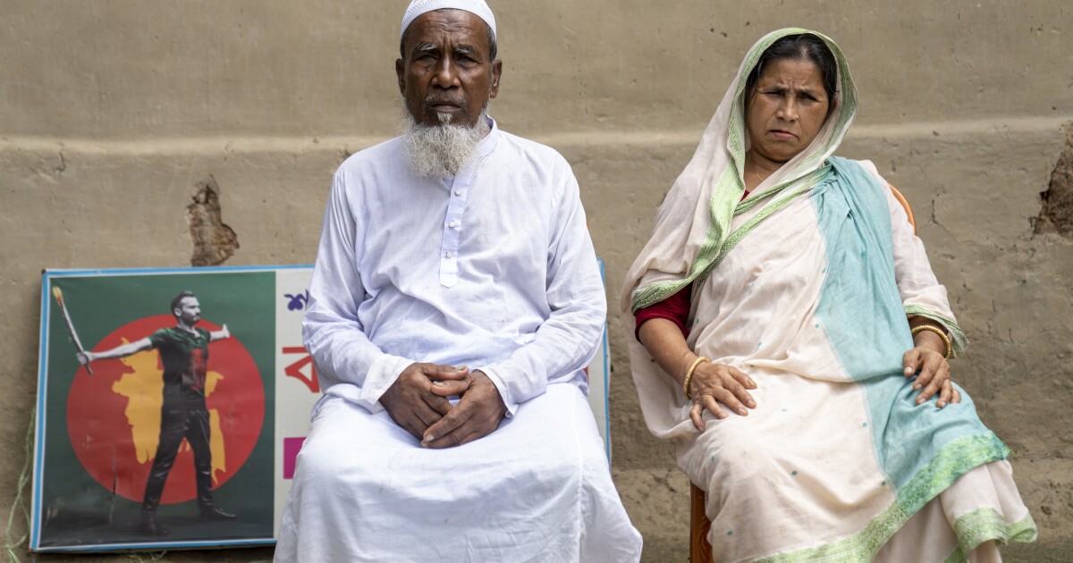그들의 아들은 방글라데시의 2024 년 시위에서 경찰에 의해 총을 맞았습니다. 그들은 여전히 정의를 원합니다
