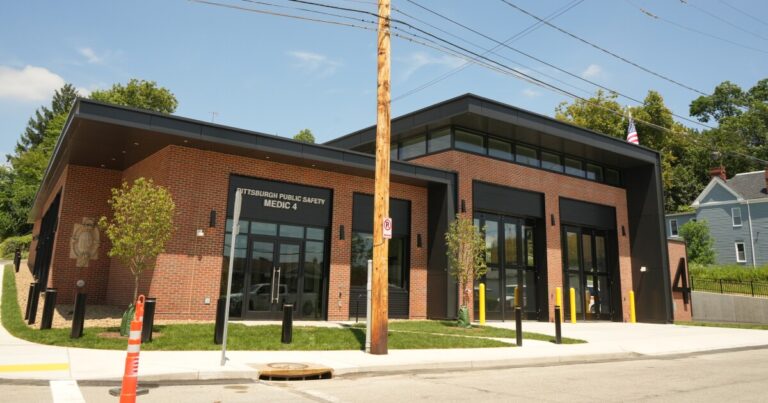 도시 지도자들은 피츠버그의 21 세기 1 세인 New North Side Medic Station을 개설합니다.
    


